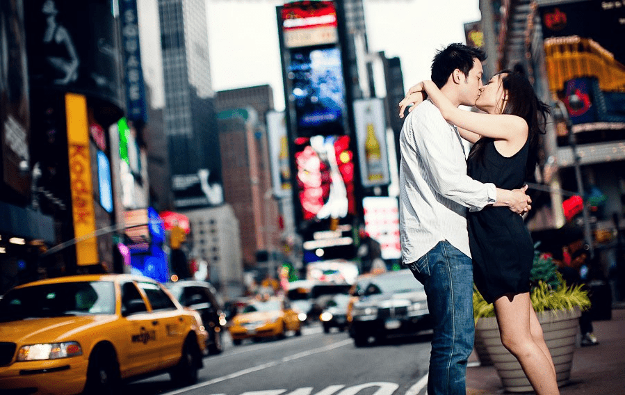 New york city couple kissing at Timesquare
